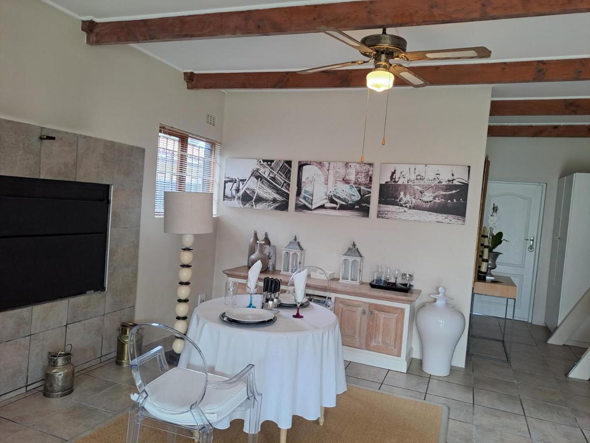 Milky Way Executive Suite Sandbaai Екстериор снимка